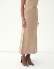 Saia longa tricot bege vista traseira em modelo com cós alto canelado
