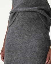 Close da textura do tricot chumbo: ponto uniforme confeccionado em acrílico e nylon, com aspecto macio.