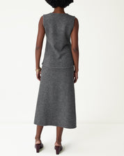 Zoom do cós alto canelado da saia tricot chumbo destacando o acabamento e elasticidade do tecido.