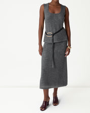 Modelo utilizando saia longa tricot chumbo com top sem mangas: visual completo frontal mostrando cós alto e corte reto.