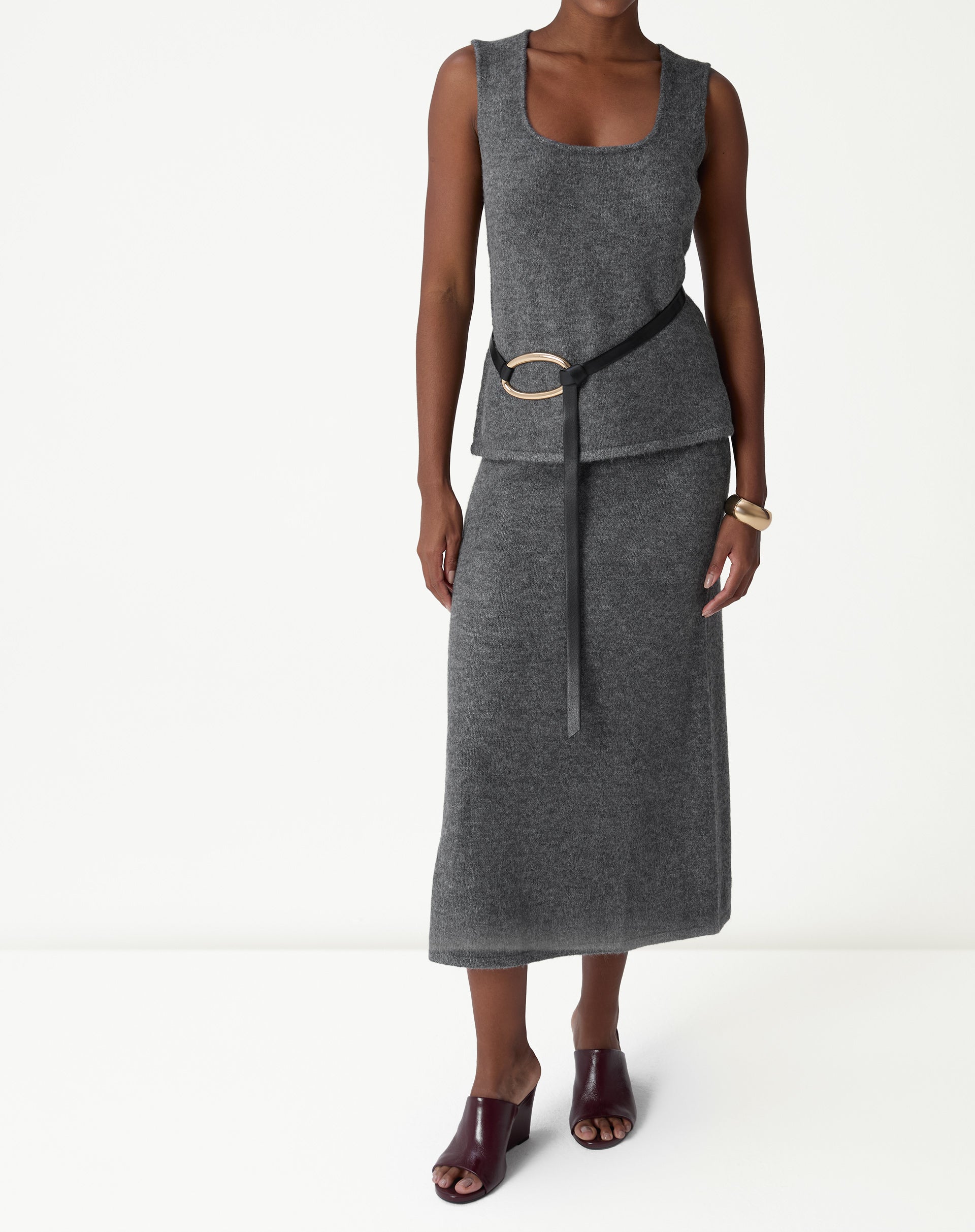 Modelo utilizando saia longa tricot chumbo com top sem mangas: visual completo frontal mostrando cós alto e corte reto.