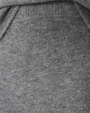 Saia longa tricot chumbo vista frontal até o tornozelo, com corte reto e comprimento maxi, combinada com sandália mule.