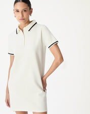 Gola polo com etiqueta interna do vestido tricot off-white, imagem em close do acabamento e botões