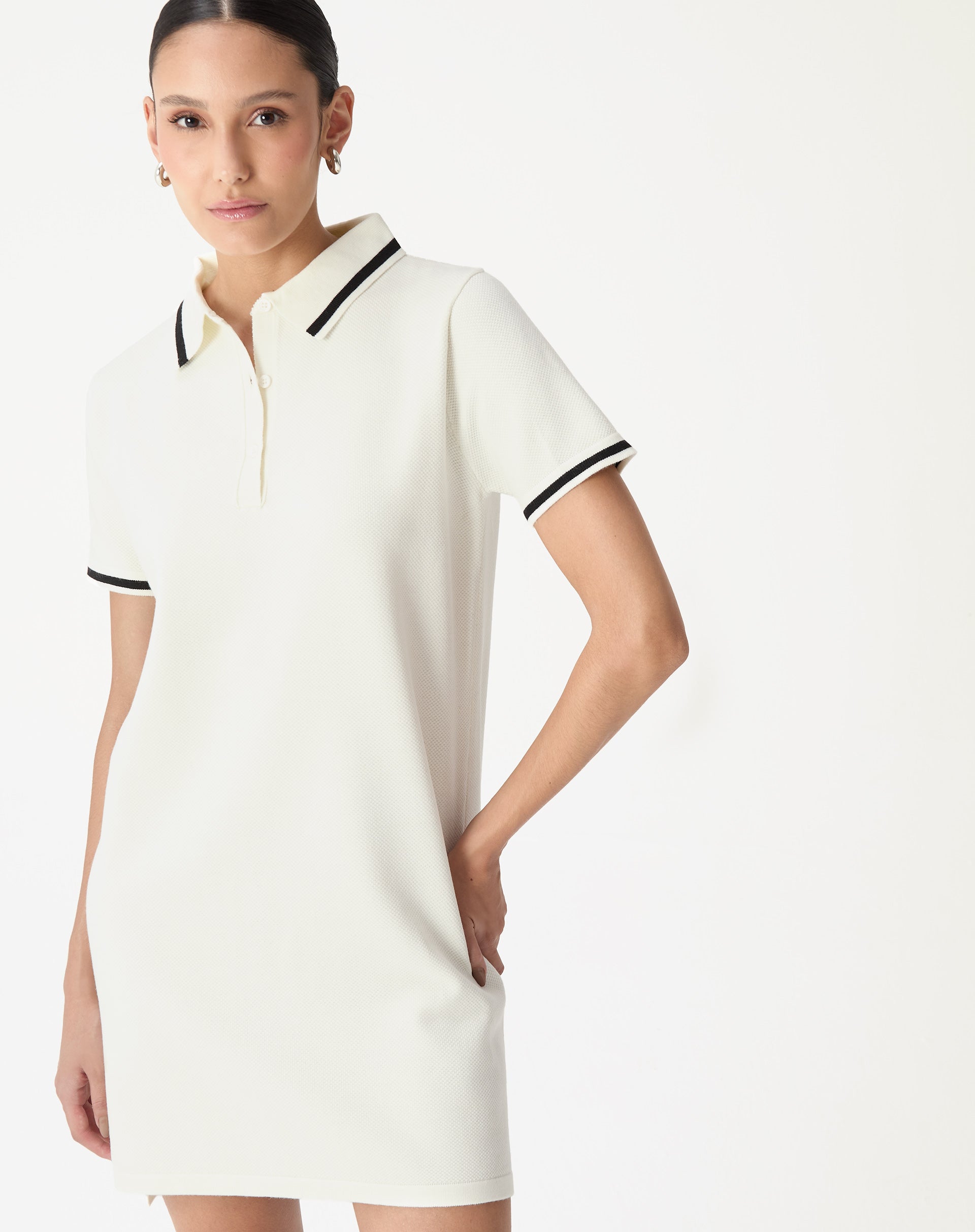 Gola polo com etiqueta interna do vestido tricot off-white, imagem em close do acabamento e botões