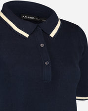 Close da gola com etiqueta 'AMARO' e detalhe da carcela de botões na blusa polo tricot azul marinho