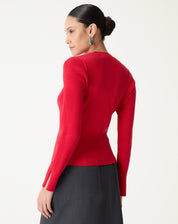 Suéter vermelho visto por trás detalhando o ajuste e acabamento.