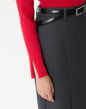 Punho do suéter com abertura discreta, mostrando acabamento canelado.