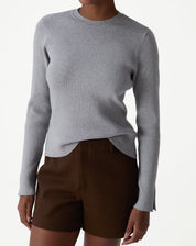 Suéter tricot gola careca cinza mescla - vista frontal 3/4 em modelo, malha canelada e caimento justo