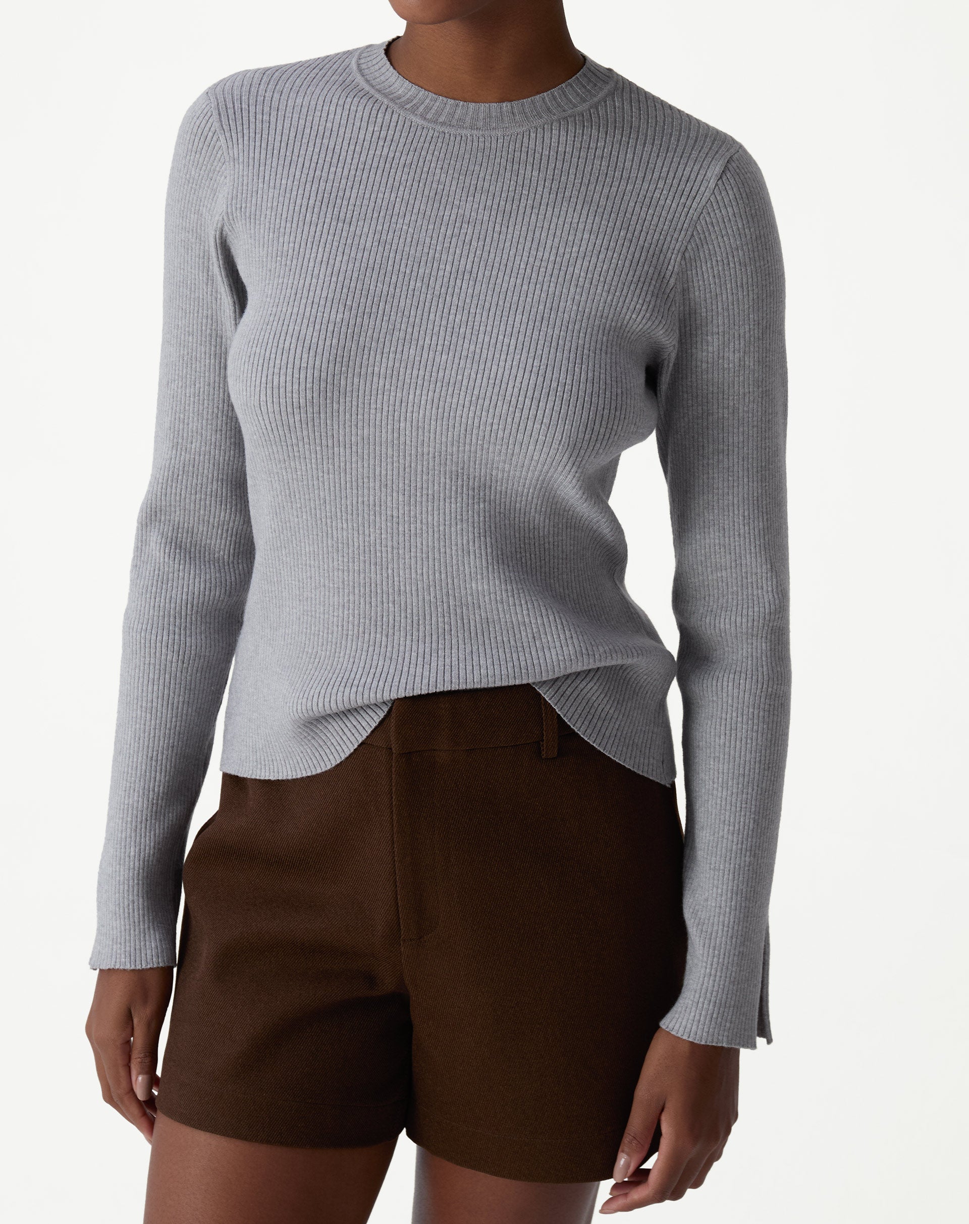 Suéter tricot gola careca cinza mescla - vista frontal 3/4 em modelo, malha canelada e caimento justo