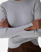 Look completo: modelo usando suéter tricot cinza mescla com shorts marrom e sapatos marrons, visual casual-elegante