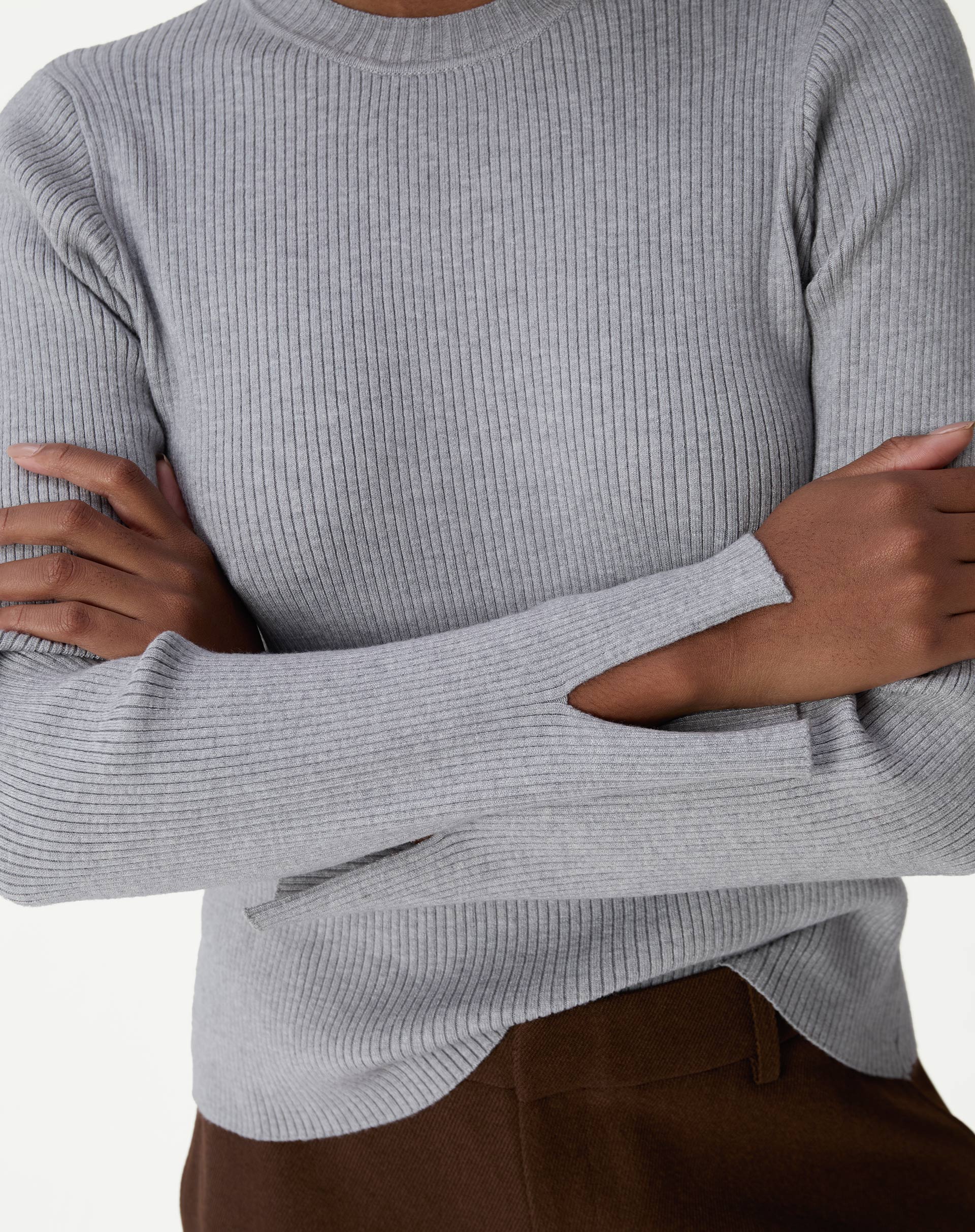 Look completo: modelo usando suéter tricot cinza mescla com shorts marrom e sapatos marrons, visual casual-elegante