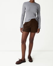 Close-up do decote gola careca e textura canelada do suéter tricot cinza mescla