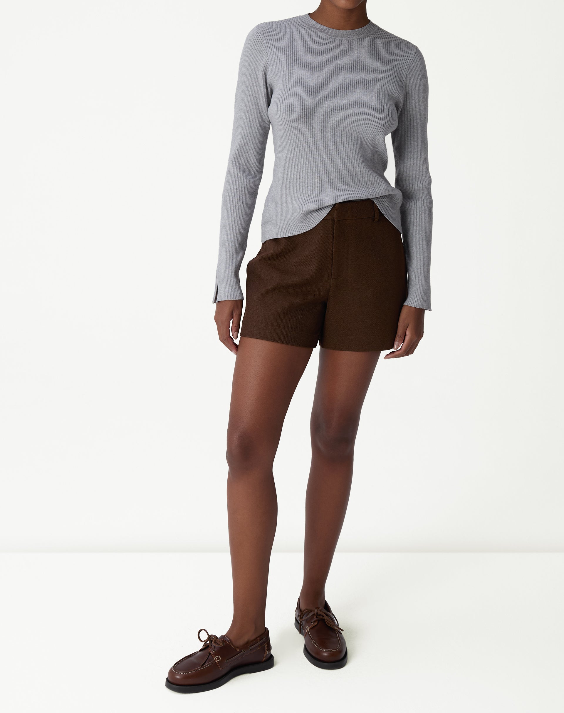 Close-up do decote gola careca e textura canelada do suéter tricot cinza mescla