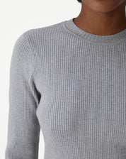 Close-up do torso e braços do suéter canelado cinza mostrando o caimento e acabamento das mangas