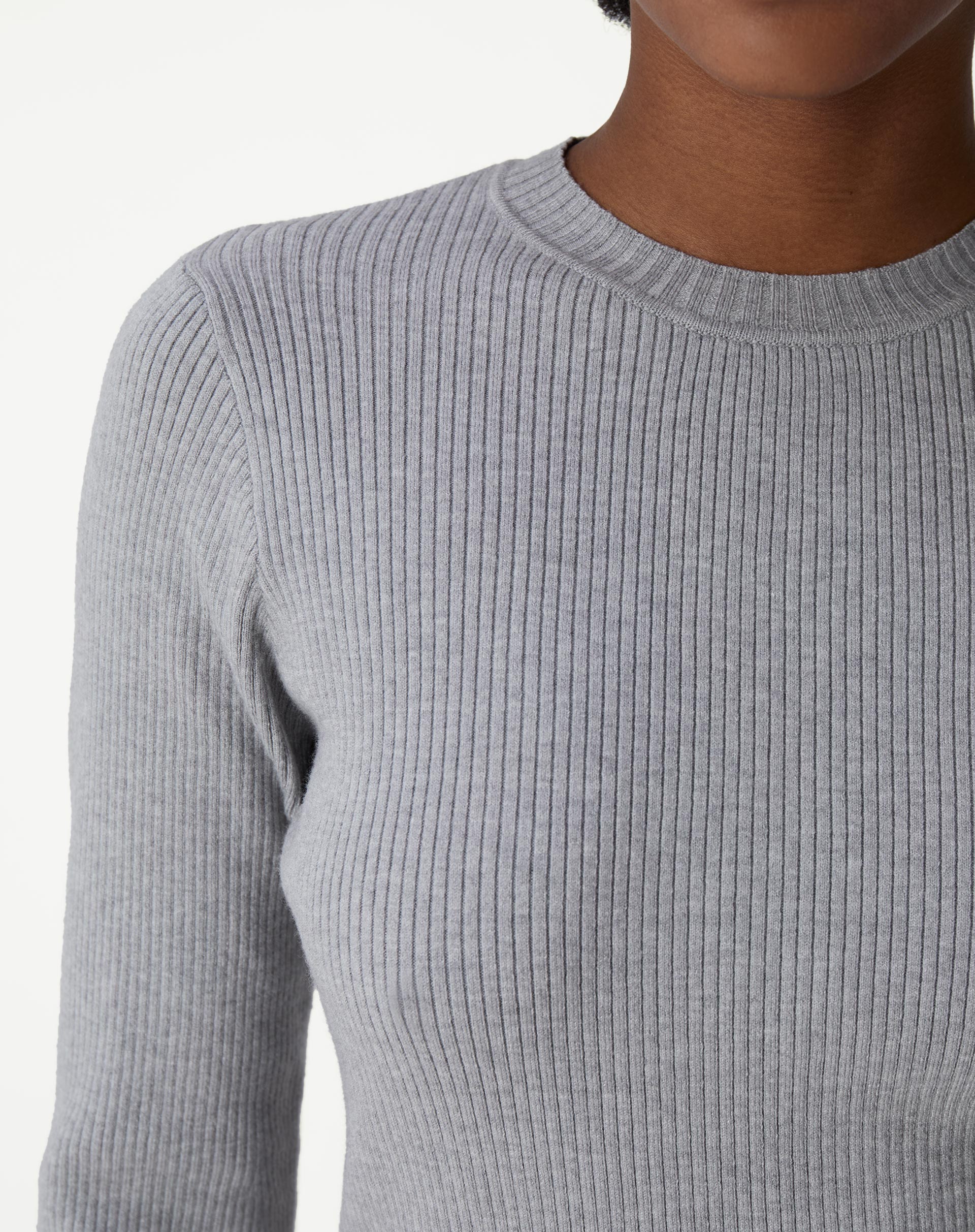 Close-up do torso e braços do suéter canelado cinza mostrando o caimento e acabamento das mangas