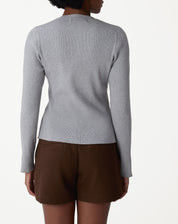 Detalhe da manga longa com fenda no punho do suéter tricot cinza mescla