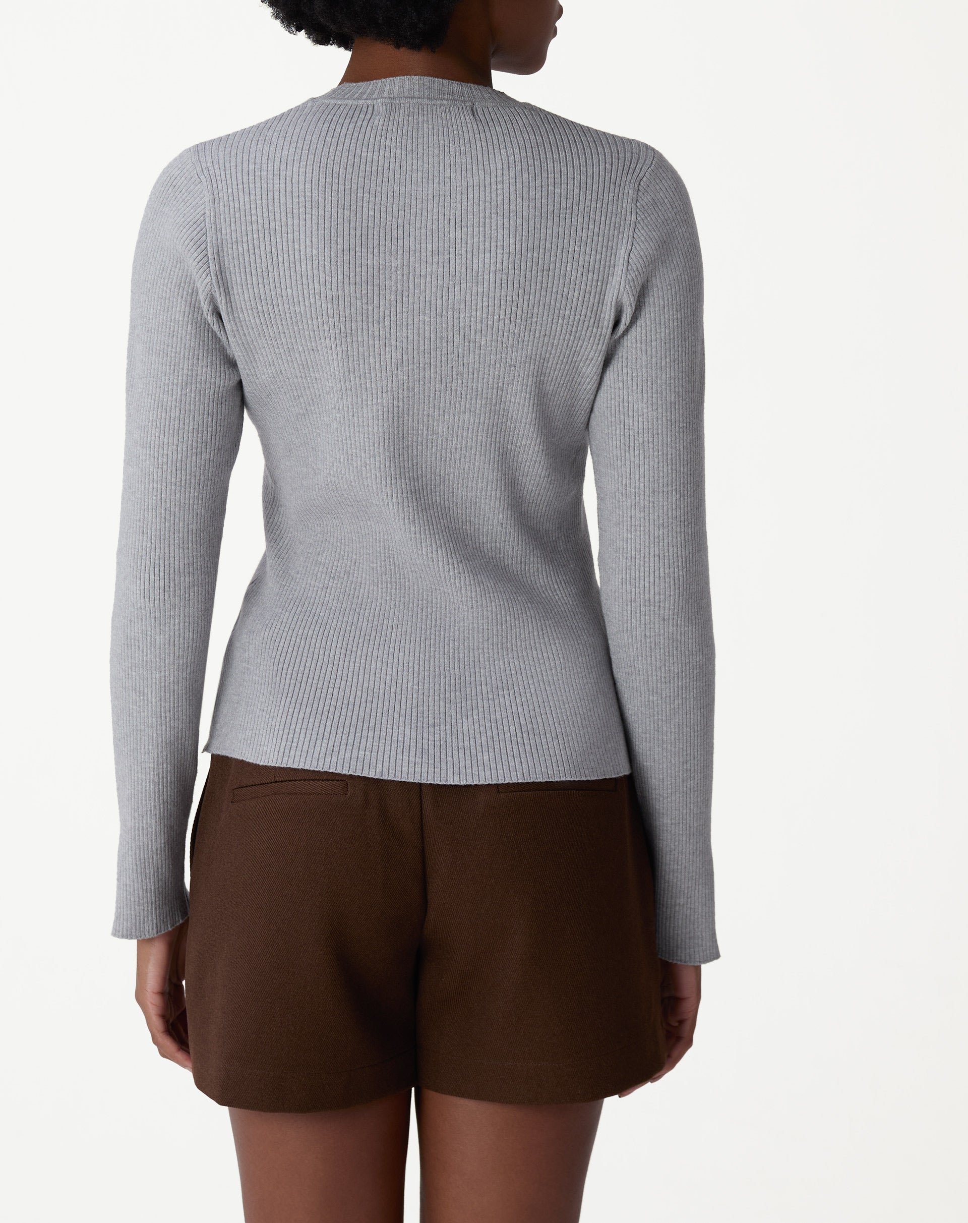 Detalhe da manga longa com fenda no punho do suéter tricot cinza mescla