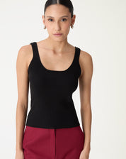 Regata básica tricot preta decote U vista frontal em modelo, caimento ajustado e comprimento midi