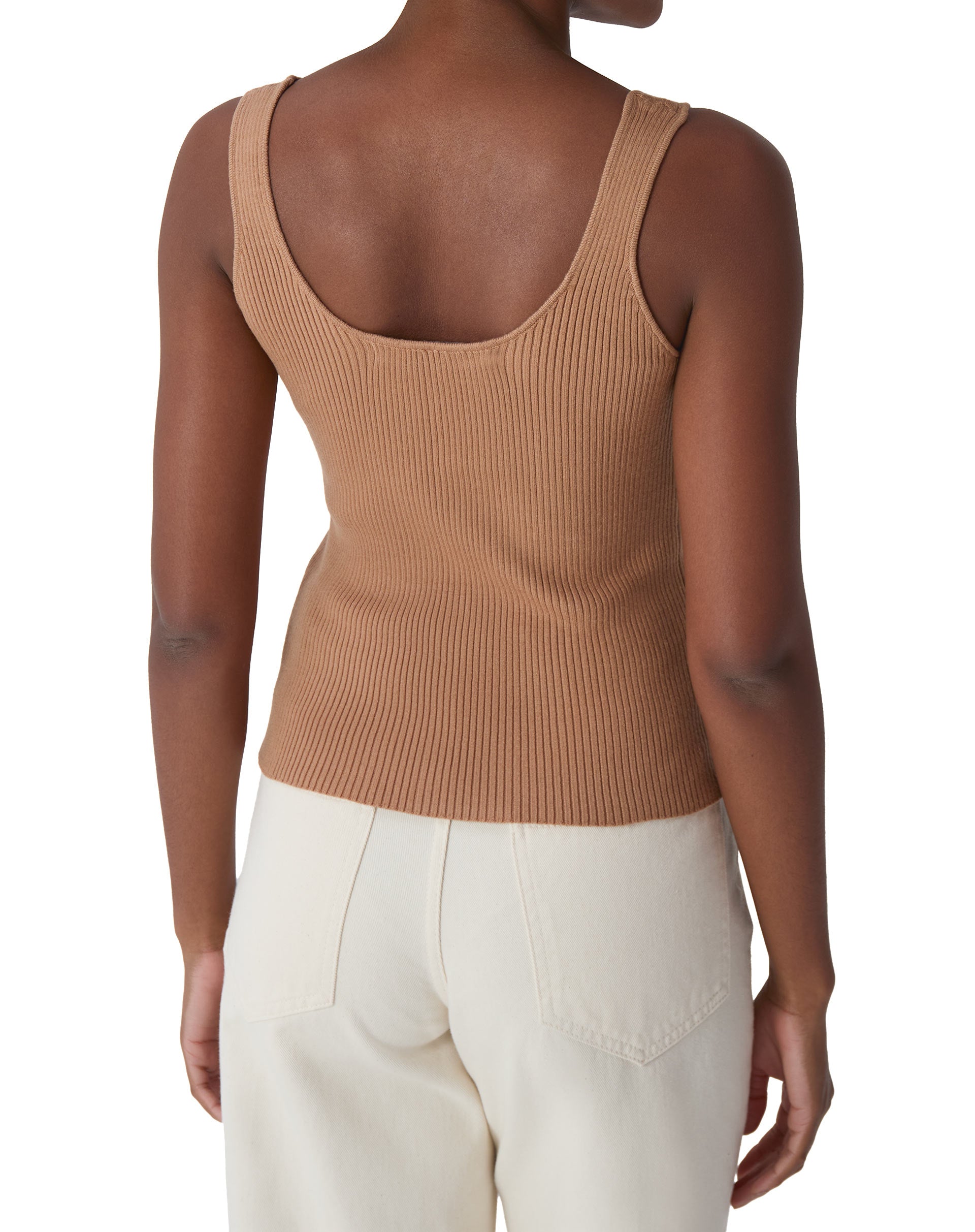 Flat-lay da regata tricô bege em fundo branco, destaque para o canelado e silhueta midi