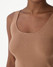 Costas da regata tricô bege mostrando decote U posterior e acabamento reto na barra