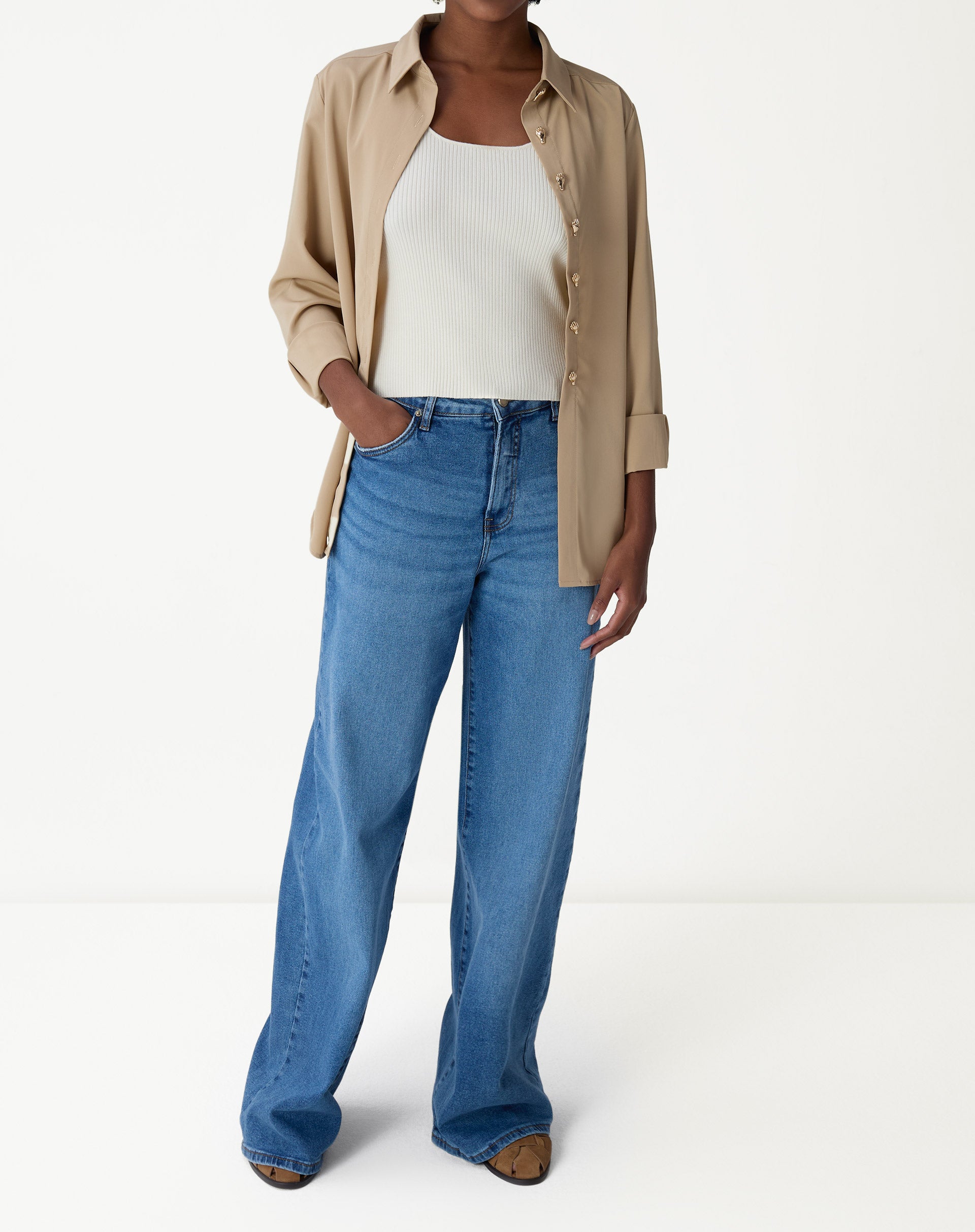 Regata tricot off-white vista traseira em modelo, mostrando decote U nas costas e barra reta.