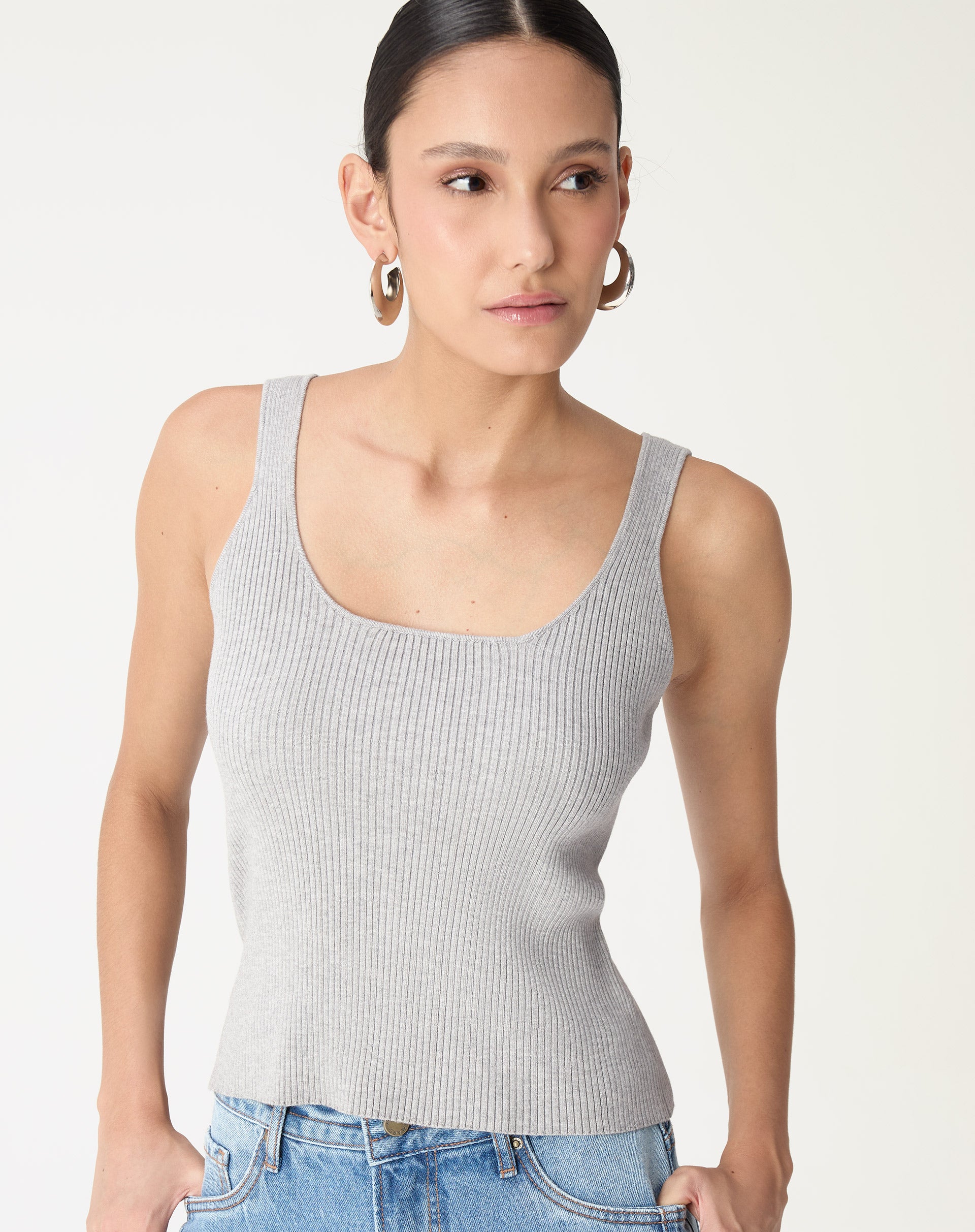 Regata básica tricot cinza mescla decote U vista frontal em modelo, alças largas e caimento ajustado