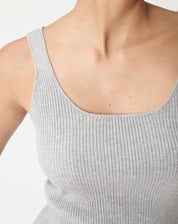 Close no decote U e na textura canelada da regata tricot cinza mescla mostrando acabamento e malha