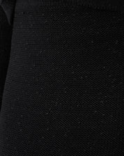 Macro da trama do tecido tricot preto com textura discreta e pequenos pontos na malha, detalhe do material poliéster/algodão