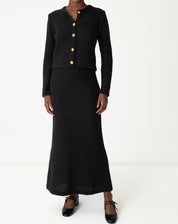 Saia longa tricot preta vista frontal em modelo: cós alto, caimento slim e comprimento maxi, imagem completa do look