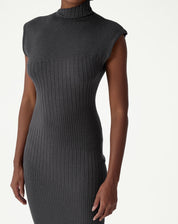 Detalhe frontal do corpete e cava sem manga do vestido midi tricot cinza mescla, corte ajustado e nervuras verticais