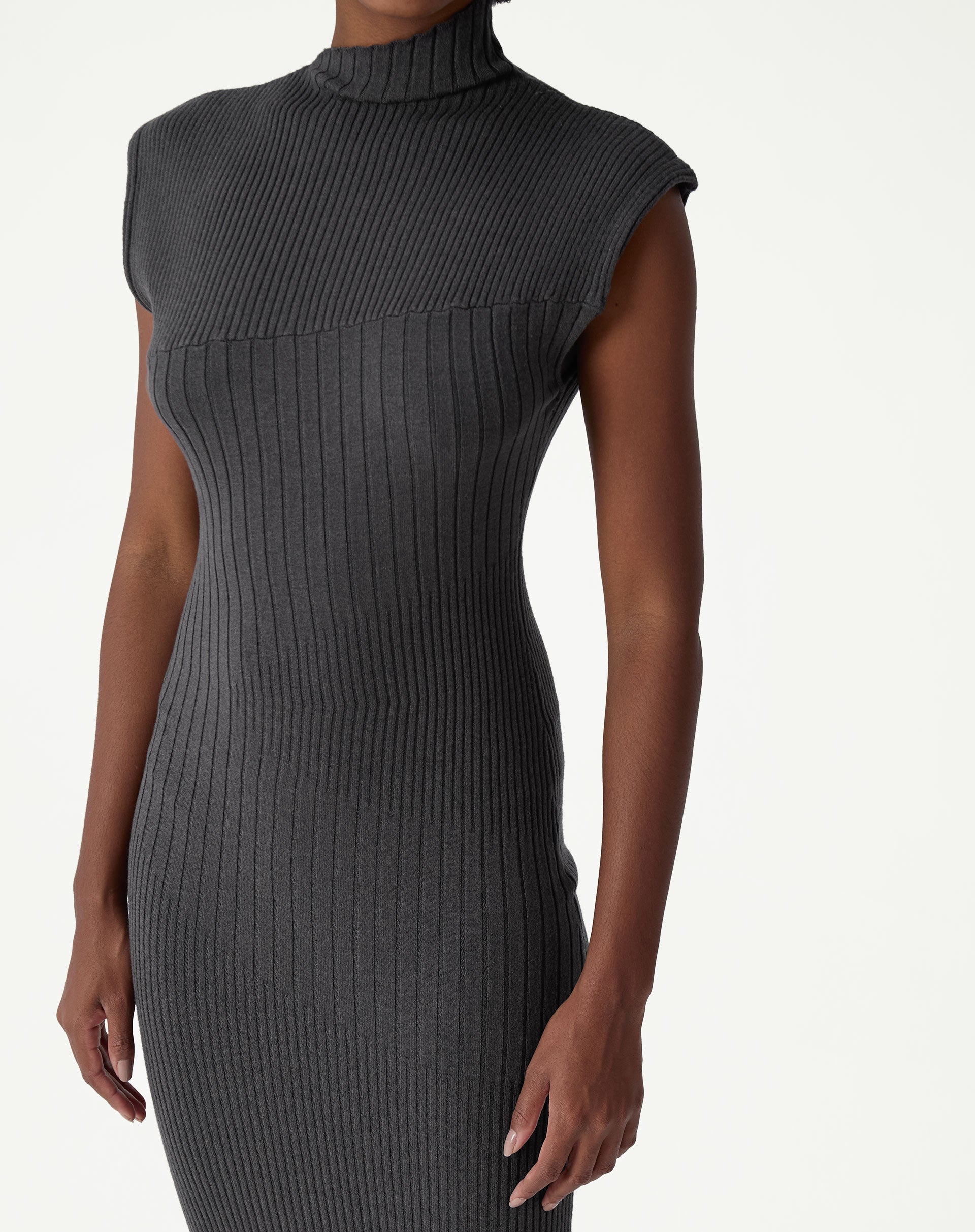 Detalhe frontal do corpete e cava sem manga do vestido midi tricot cinza mescla, corte ajustado e nervuras verticais
