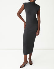 Vestido midi tricot cinza mescla escuro vista frontal em modelo, silhueta slim, gola alta e acabamento canelado