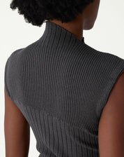 Close-up da parte superior traseira e ombro do vestido canelado em tricot, acabamento sem manga e textura uniforme