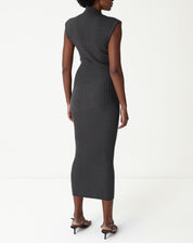 Vista traseira do vestido midi tricot cinza mescla em modelo, mostrando caimento slim e comprimento midi