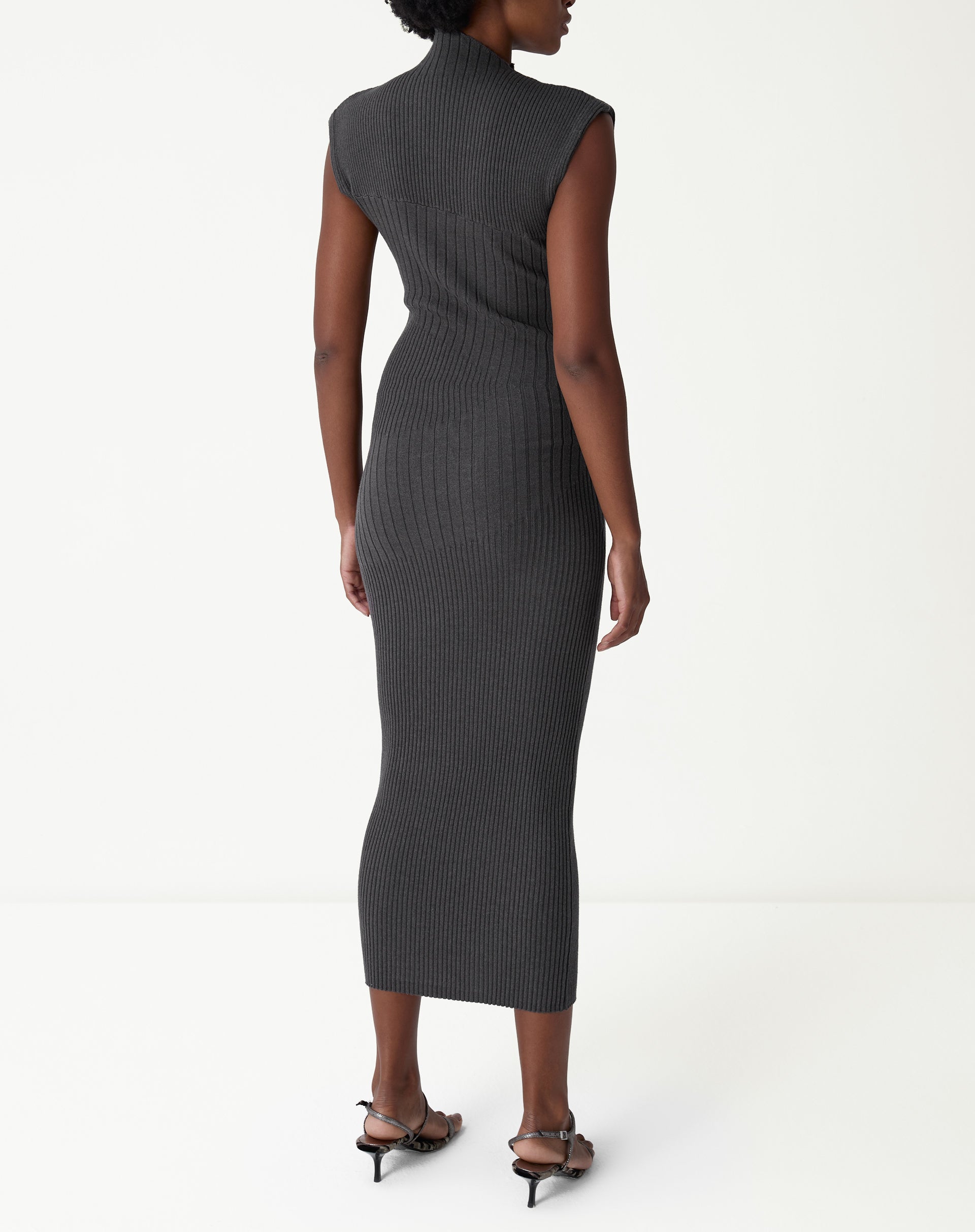 Vista traseira do vestido midi tricot cinza mescla em modelo, mostrando caimento slim e comprimento midi