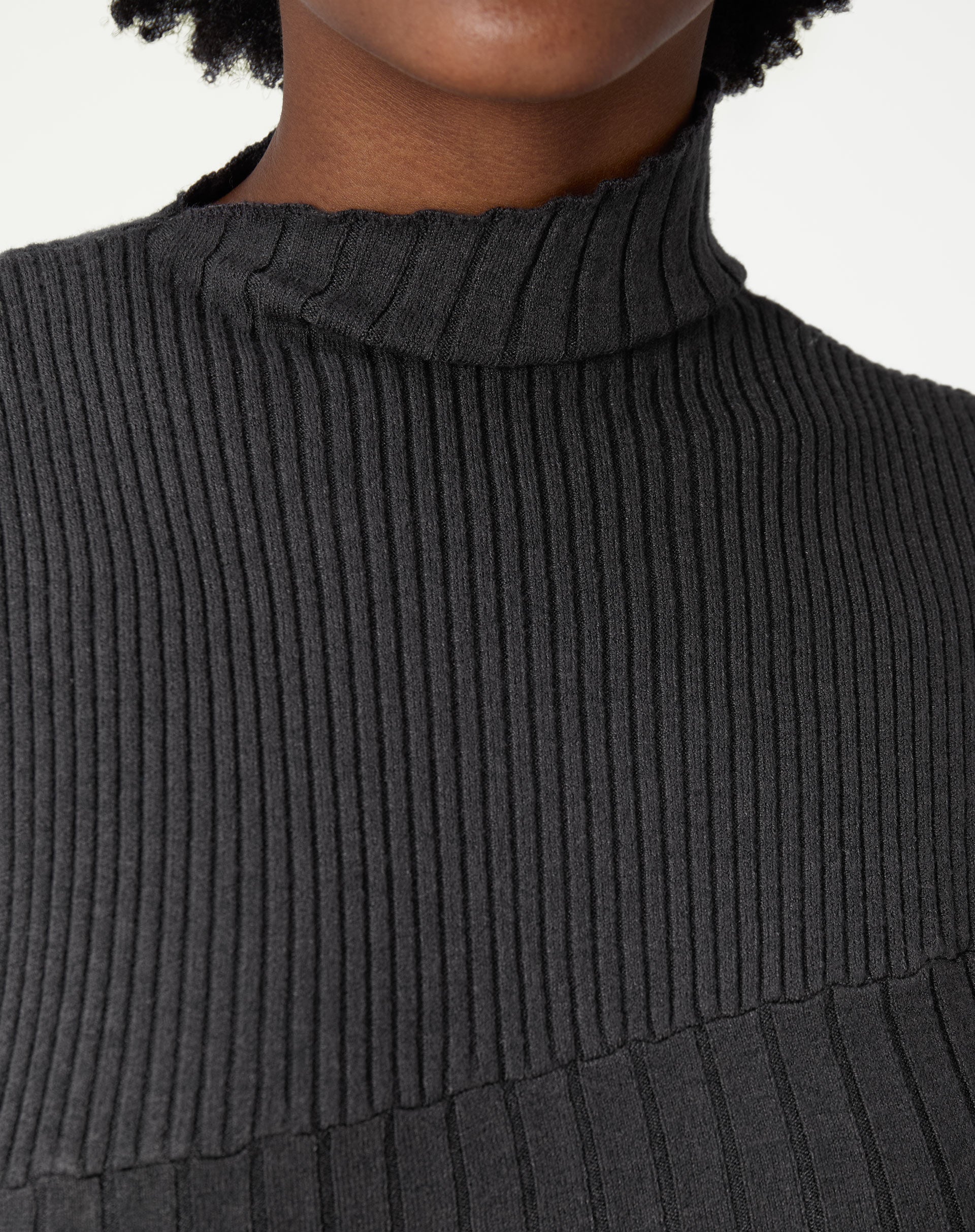 Close-up do decote gola alta canelado do vestido tricot cinza escuro mostrando textura rib vertical