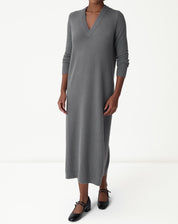 Vestido mídi feito de tricô em tom chumbo - vista frontal de modelo usando vestido de malha com decote em V e mangas longas, estilo minimalista e elegante.