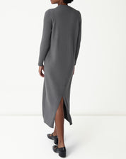 Detalhe do decote em V do vestido mídi tricot chumbo - close mostrando acabamento canelado e textura da malha.