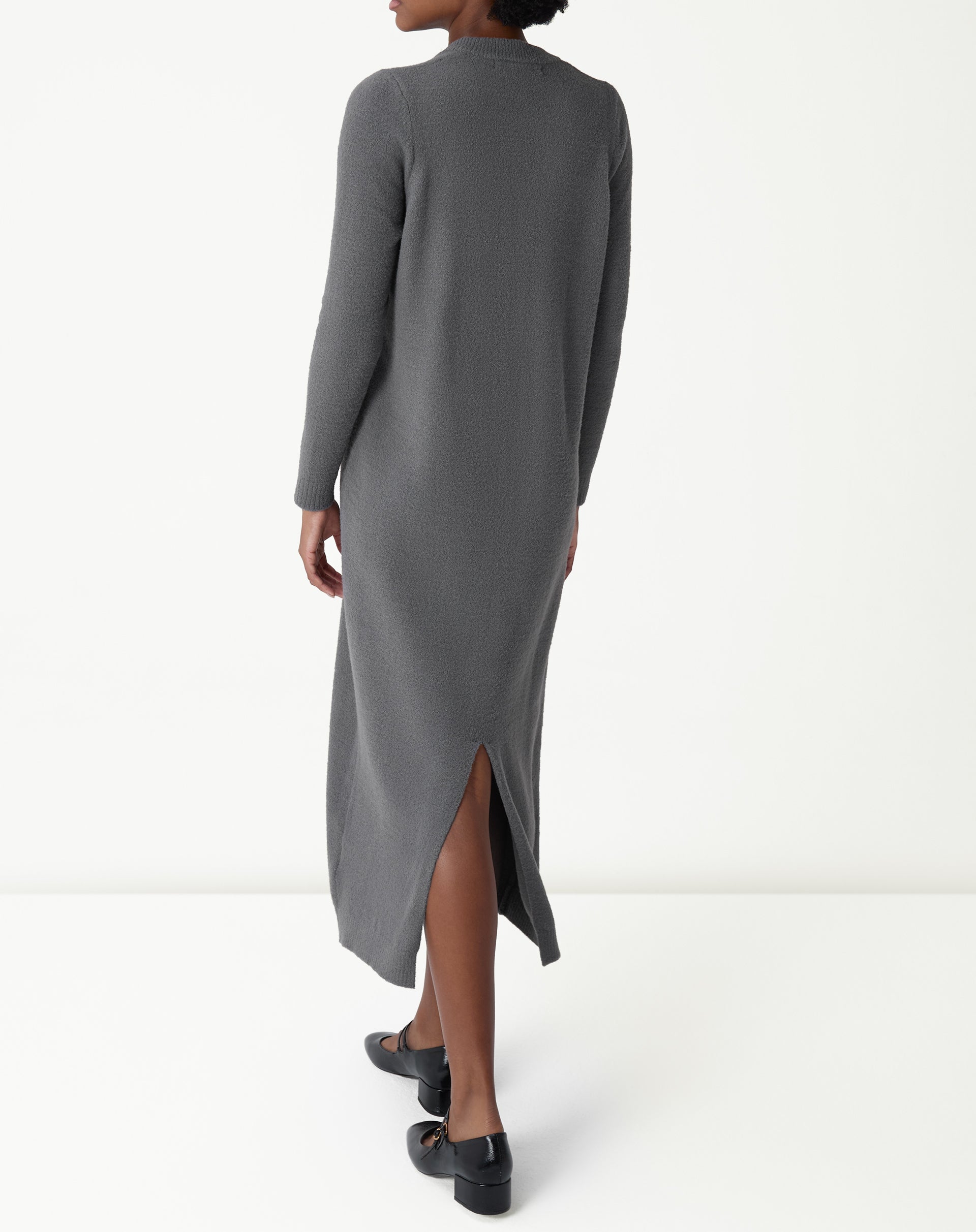 Detalhe do decote em V do vestido mídi tricot chumbo - close mostrando acabamento canelado e textura da malha.