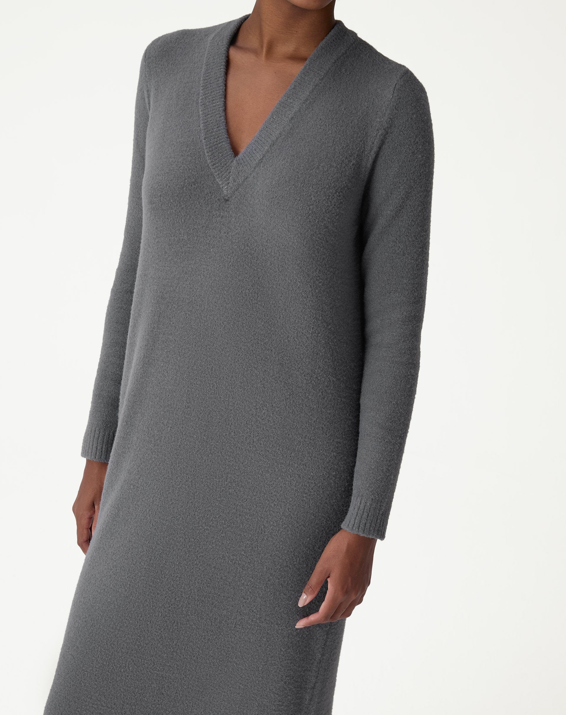 Parte traseira do vestido mídi tricot chumbo - vista de costas em modelo com fenda central na barra e mangas longas.