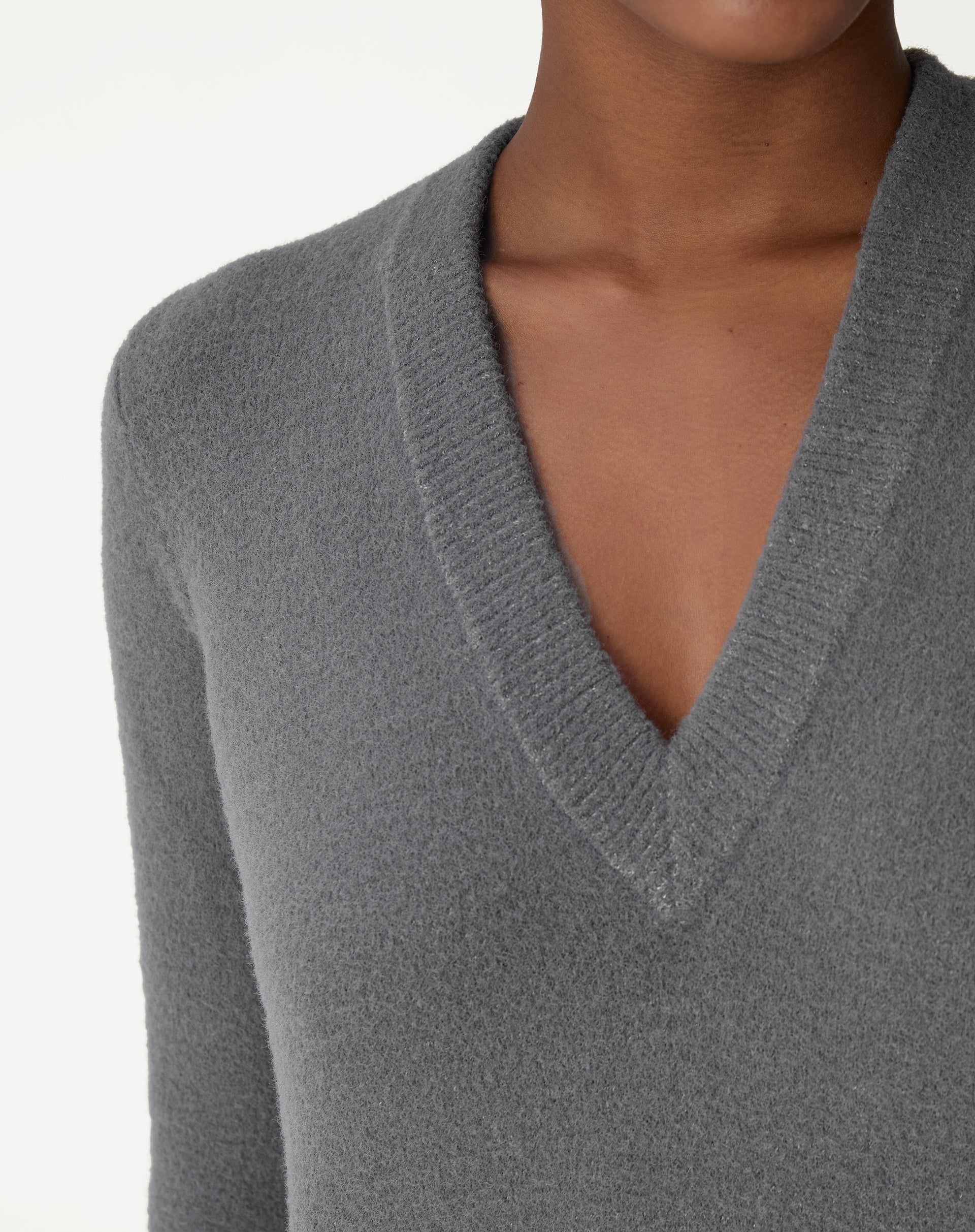 Vista frontal média do vestido mídi tricot chumbo mostrando ajuste reto e comprimento até a altura da canela.