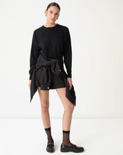 Look completo com suéter gola careca cashmere preto combinado com shorts pretos e mocassim, styling casual sofisticado