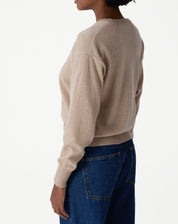 Amostra de tecido em cashmere cáqui em alta definição, mostrando a textura da fibra e o tom neutro.