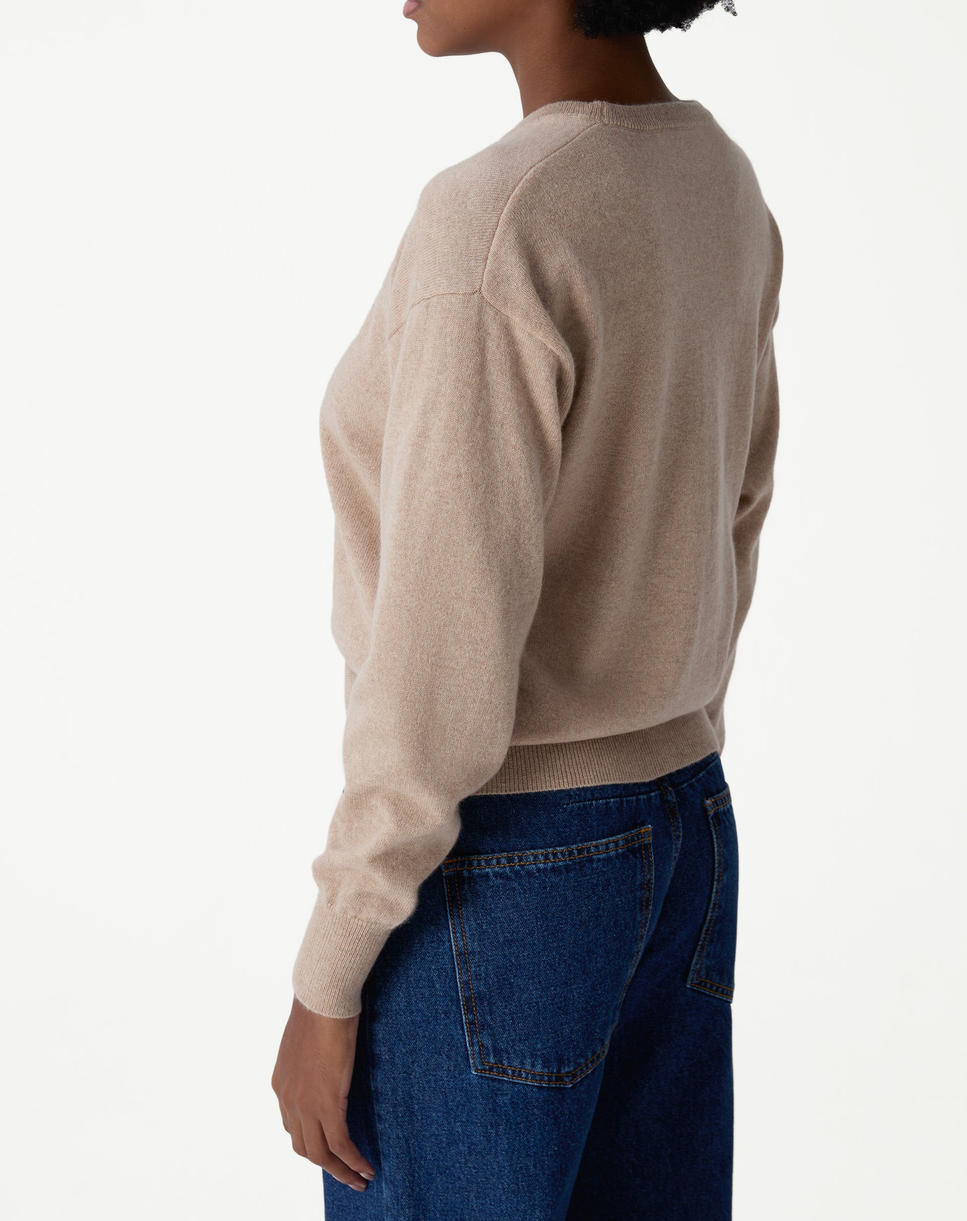 Amostra de tecido em cashmere cáqui em alta definição, mostrando a textura da fibra e o tom neutro.