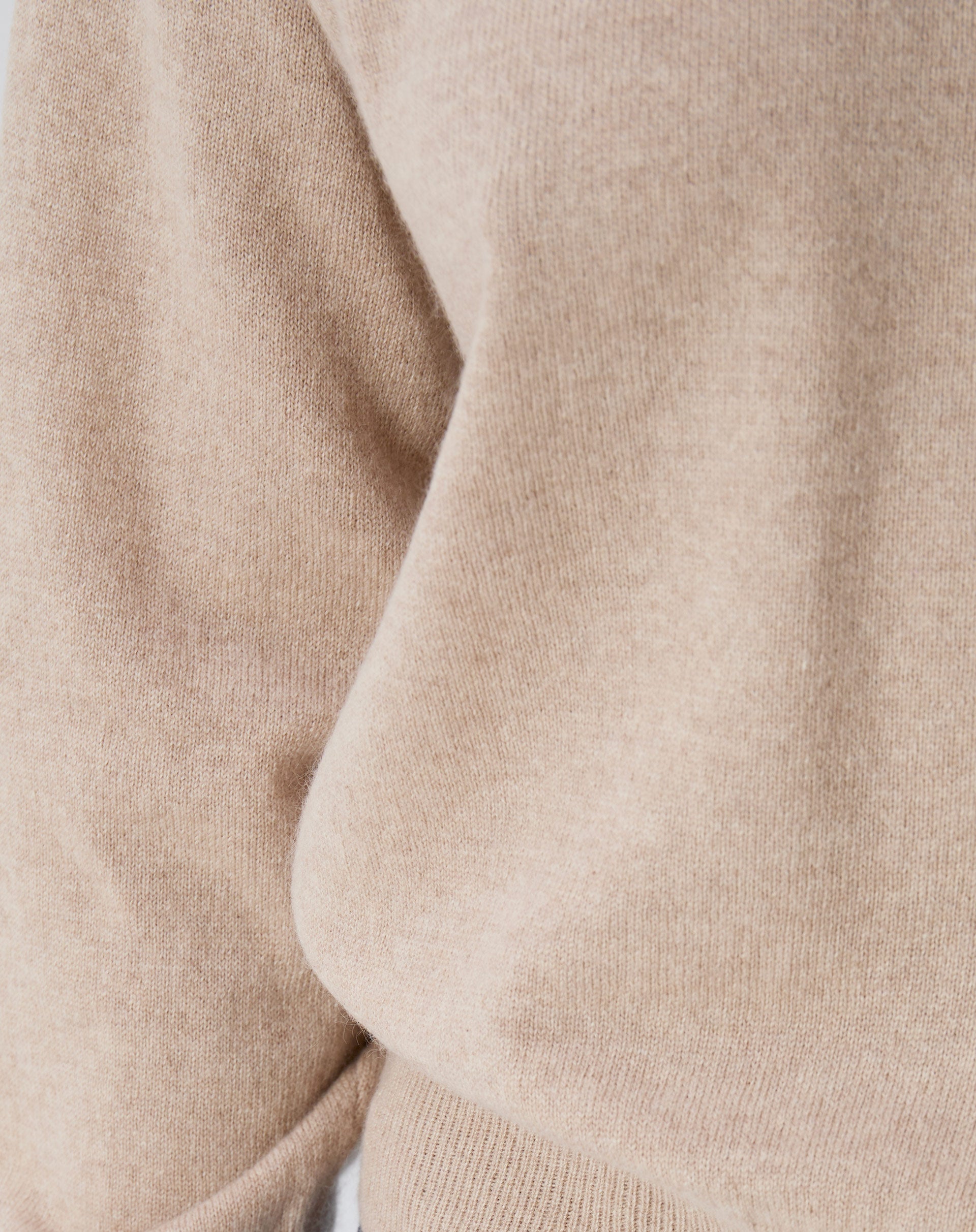 Visual completo com suéter de gola careca em cashmere cáqui, jaqueta curta bege, calças jeans retas e botas — estilo casual sofisticado.