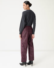 Vista traseira do suéter gola careca em cashmere cinza mescla, mostrando comprimento até o quadril e acabamento da barra