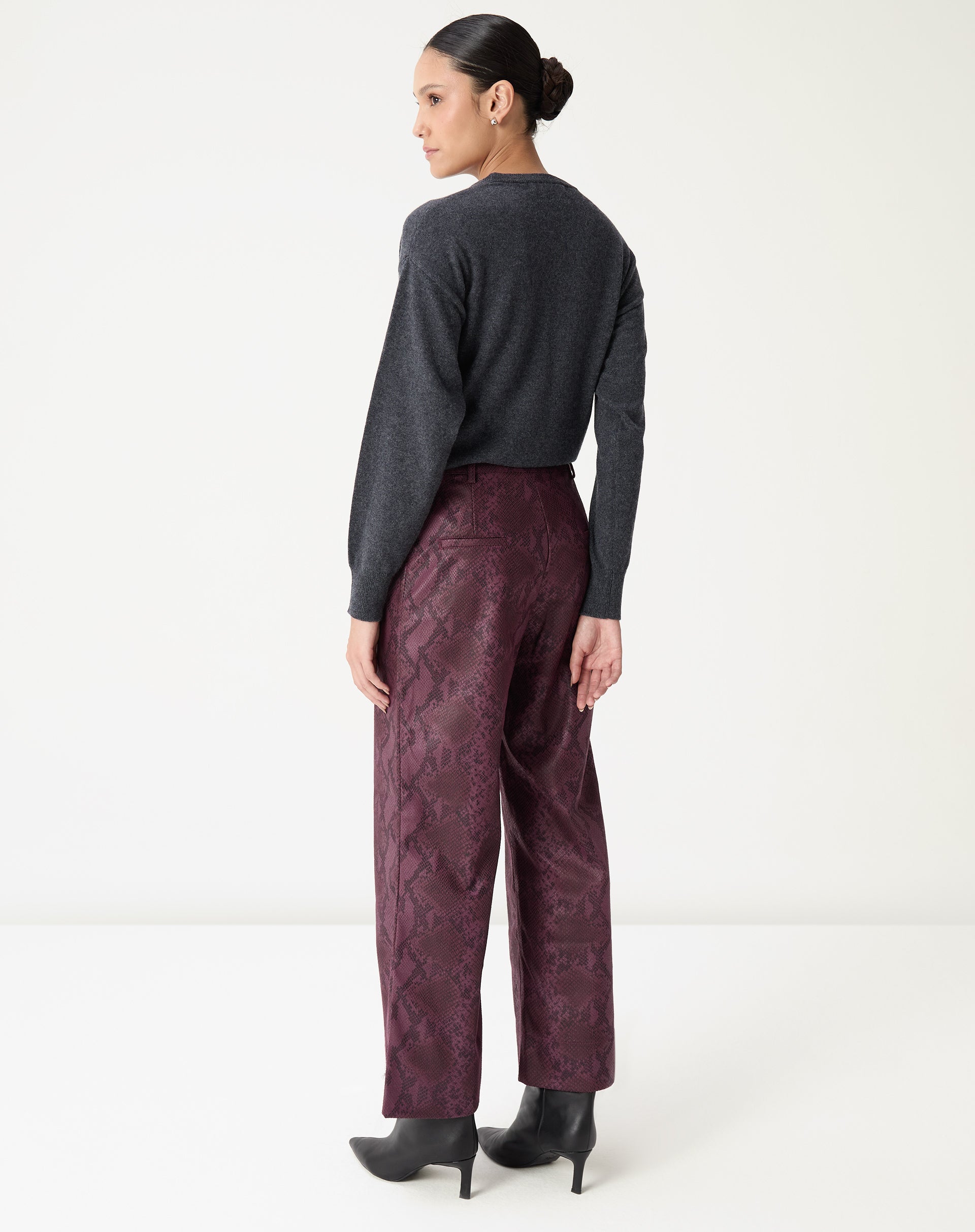 Vista traseira do suéter gola careca em cashmere cinza mescla, mostrando comprimento até o quadril e acabamento da barra