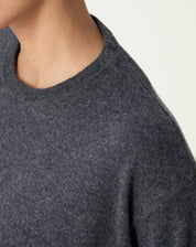 Close no decote redondo e na textura macia do tricot em cashmere cinza mescla