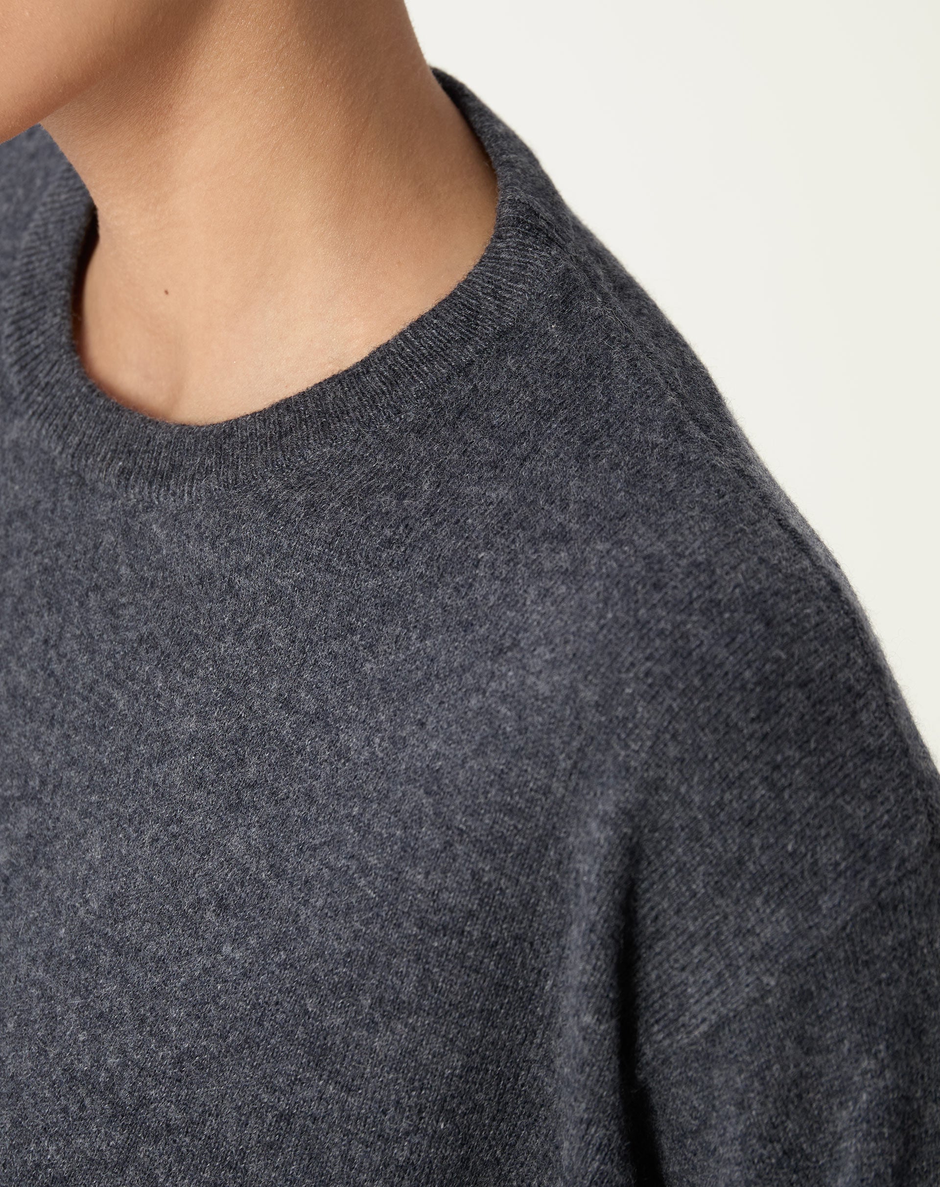 Close no decote redondo e na textura macia do tricot em cashmere cinza mescla