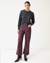 Modelo em pose frontal com suéter gola careca cashmere cinza mescla, evidenciando a modelagem loose e comprimento midi